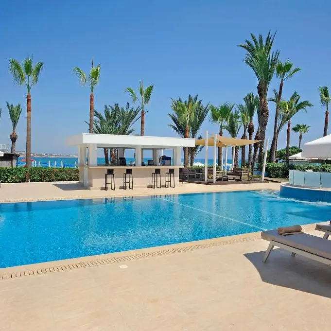 Okeanos Beach piscina.webp